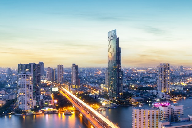 Vista aérea de edifícios de escritórios modernos no centro da cidade de Bangkok com hora do sol, Bangkok, Tailândia