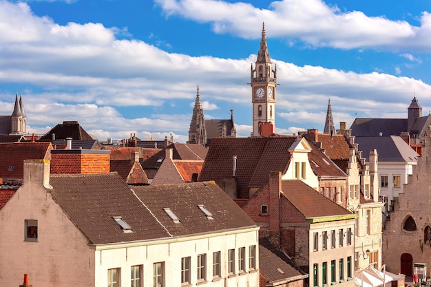 Vista aérea de edifícios e torres medievais da cidade velha de Gante, na Bélgica