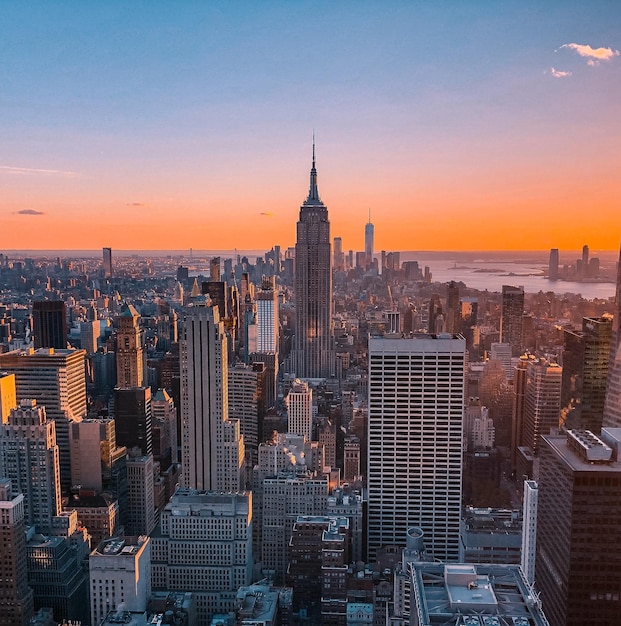 Vista aérea de edifícios em Manhattan durante o pôr do sol