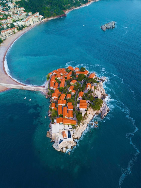 Vista aérea de edifícios em uma ilha no mar