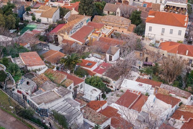 Foto vista aérea de edifícios históricos preservados no bairro de plaka, em atenas, grécia