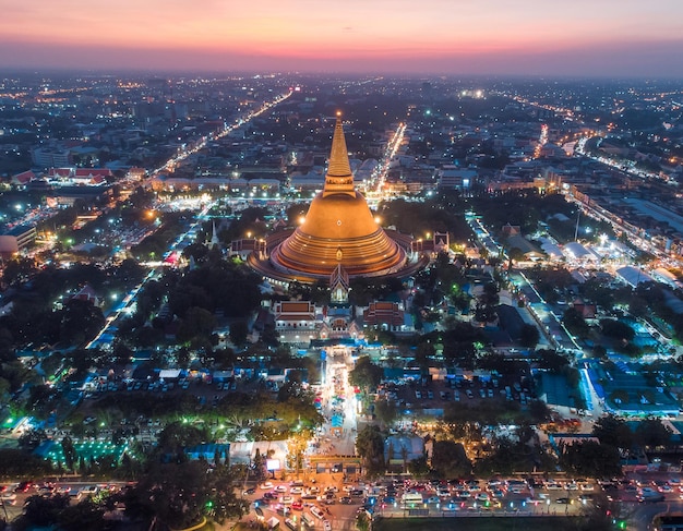 Vista aérea de edifícios iluminados na cidade à noite