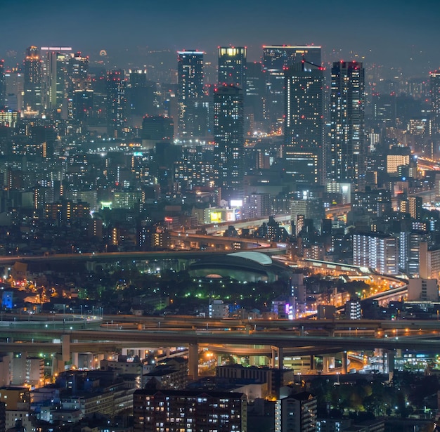 Vista aérea de edifícios iluminados na cidade à noite