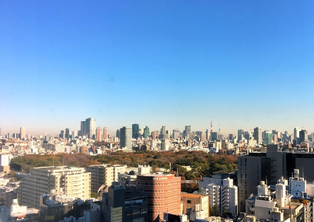 Foto vista aérea de edifícios na cidade contra um céu azul claro