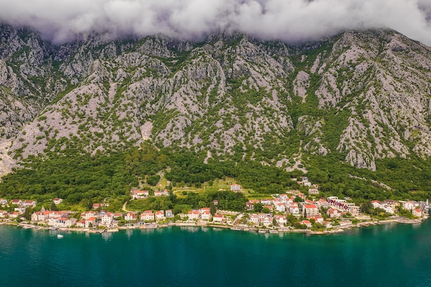 Vista aérea de enormes montanhas e pequenas cidades da baía de kotor, montenegro