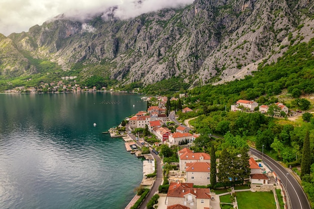 Vista aérea de enormes montanhas e pequenas cidades da Baía de Kotor, Montenegro