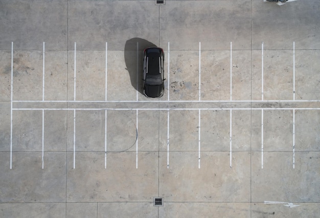 Vista aérea de estacionamentos vazios