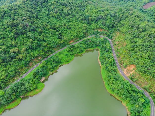 Vista aérea, de, estrada floresta, em, montanha, e, rio