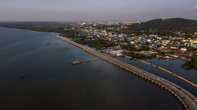 Vista aérea, de, estrada, ou, ponte, sobre, a, litoral