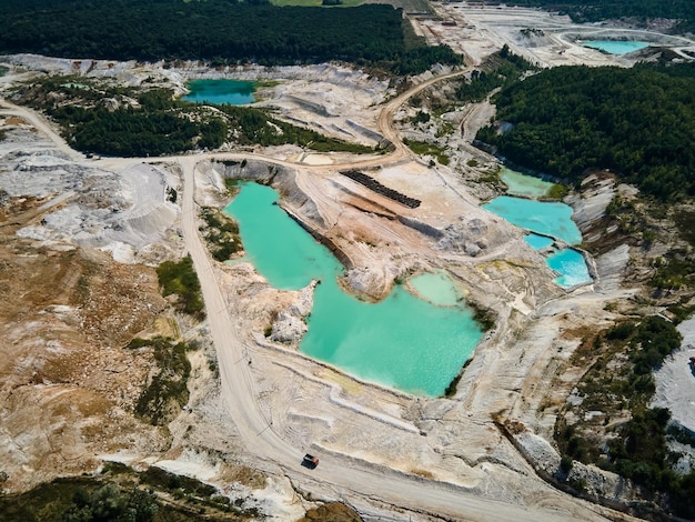 Vista aérea de extração de pedreira de caulim de argila de porcelana com água turquesa