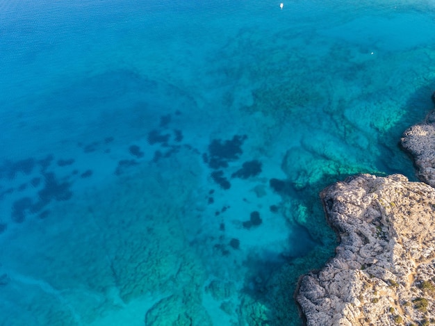 Vista aérea de falésias pelo mar azul