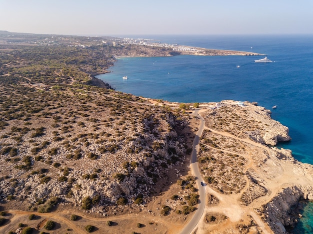 Vista aérea de falésias pelo mar azul