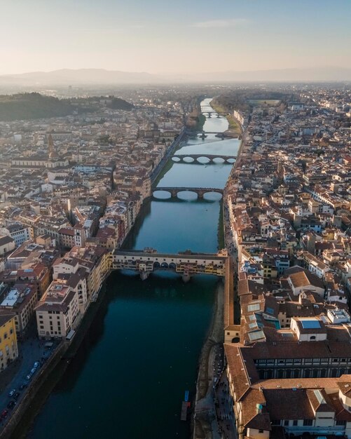 Foto vista aérea de florença ao longo do rio arno e da cidade velha de cima da toscana, itália