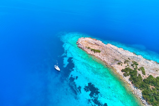 Vista aérea de foto drone de veleiro na baía do mar