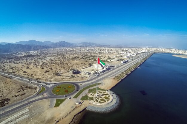 Foto vista aérea de fujairah pelo mar