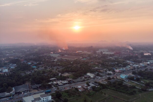 Vista aérea de fumaça de emissão de fábrica na atmosfera no centro da cidade à noite