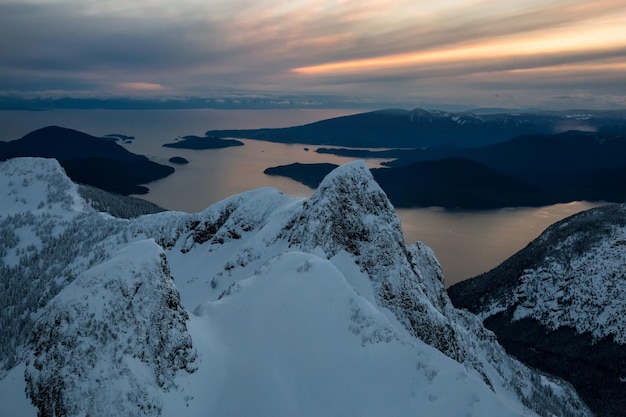 Vista aérea de fundo de natureza canadense das montanhas com neve