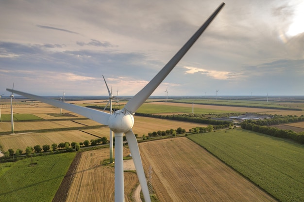 Foto vista aérea de geradores de turbinas eólicas em campo produzindo eletricidade ecológica limpa.