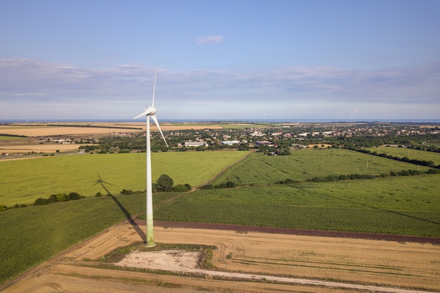 Vista aérea de geradores de turbinas eólicas em campo, produzindo eletricidade ecológica limpa.