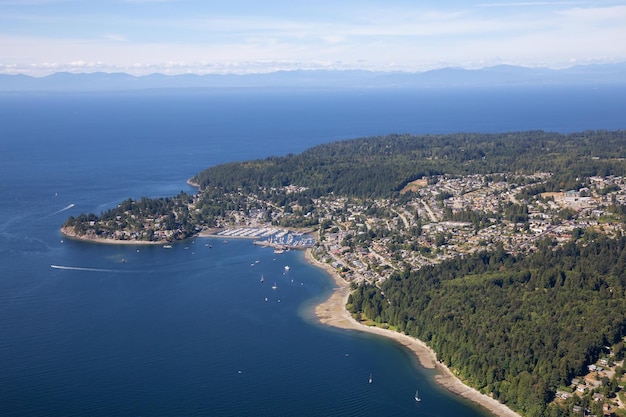 Vista aérea de Gibsons durante um dia ensolarado de verão