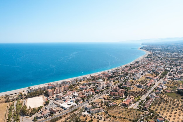 Vista aérea de Gioiosa Marina no verão