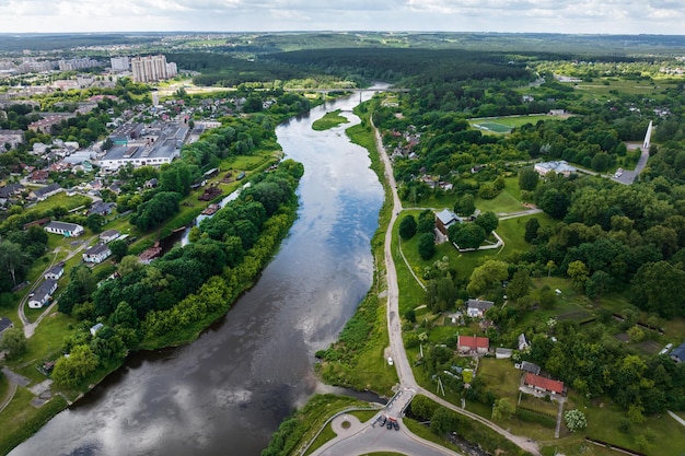 Vista aérea de grande altura no rio largo e enorme ponte da cidade velha