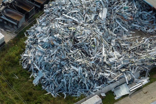 Vista aérea de grande pilha de sucata de alumínio de casas quebradas depois que o furacão ian varreu a flórida reciclagem de partes quebradas de casas móveis