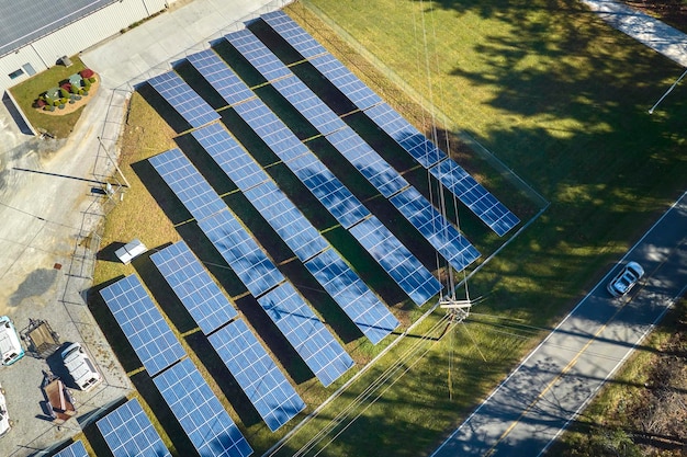 Vista aérea de grande usina elétrica sustentável com fileiras de painéis solares fotovoltaicos para produção de energia elétrica limpa Conceito de eletricidade renovável com emissão zero