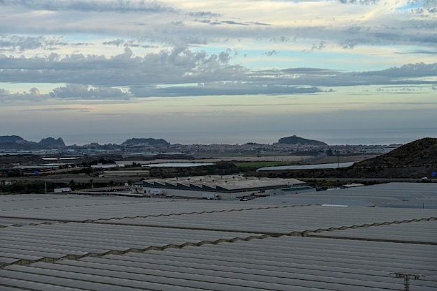 Vista aérea de grandes campos de cultivo de hortaliças e hortaliças em estufas