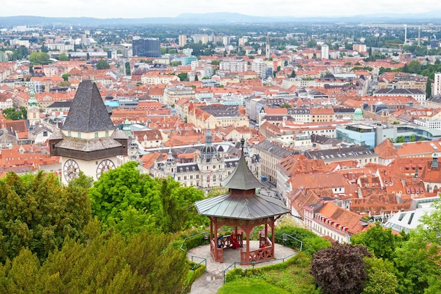 Vista aérea de Graz com a Torre do Relógio e o Pavilhão Chinês