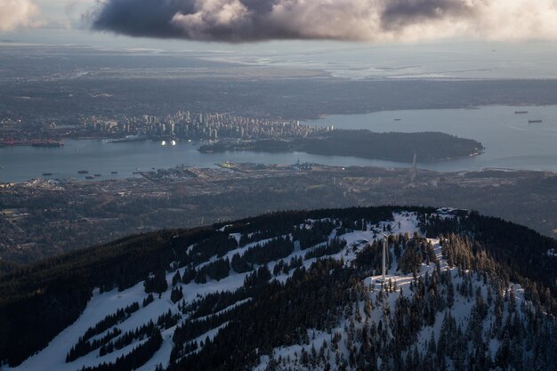Vista aérea de Grouse Mountain e Vancouver Downtown City BC Canadá
