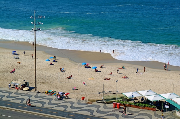 Vista aérea de grupo de pessoas curtindo as atividades na praia de Copacabana no Rio de Janeiro, Brasil