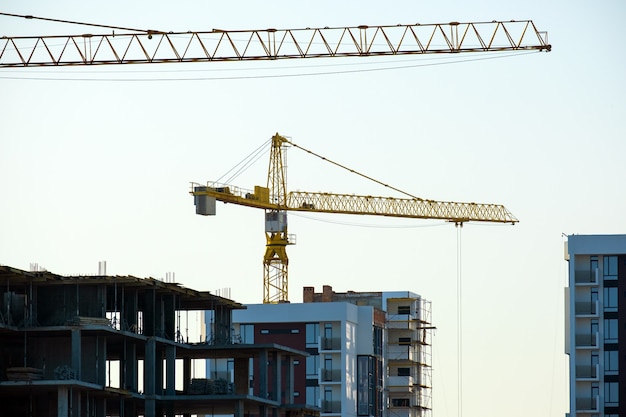 Vista aérea de guindastes de torre e edifícios residenciais altos em construção