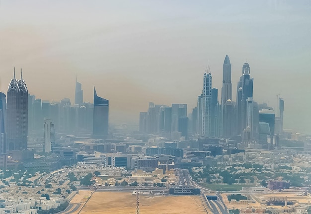 Vista aérea de helicóptero do horizonte de Dubai