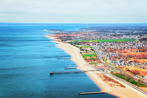 Vista aérea de helicóptero em Long Island, em Nova York, EUA. É o bairro residencial e comercial mais ocidental do bairro de Queens, em Nova York.