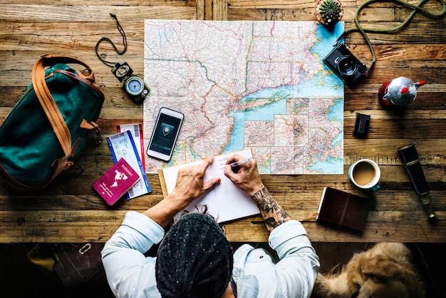 Foto vista aérea, de, homem, planejando a viagem, escrita, ligado, caderno