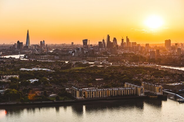 Vista aérea de horizonte de Londres ao pôr do sol