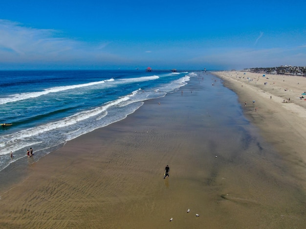 Vista aérea de Huntington Beach durante o dia de verão ensolarado azul quente Califórnia EUA