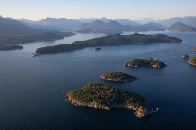 Vista aérea de ilhas rochosas em Howe Sound