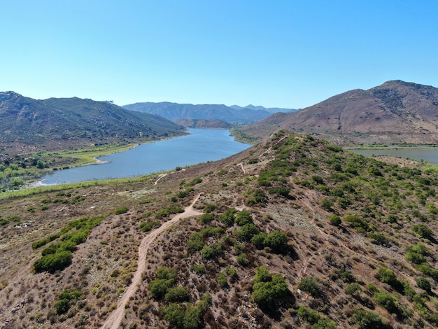 Vista aérea de Inland Lake Hodges e Bernardo Mountain grande trilha para caminhada e atividade aquática