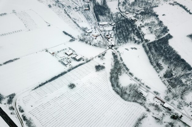 Vista aérea de inverno sobre a pequena aldeia