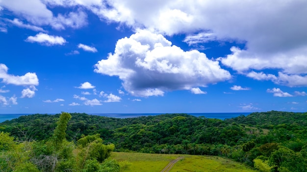 Vista aérea de Itacare Bahia Brasil Lugar turístico Céu azul e nuvens com floresta ao fundo