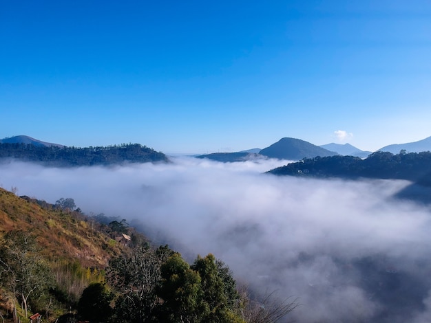 vista aérea de itaipava petrpolis de manhã cedo com muito nevoeiro na cidade foto do drone