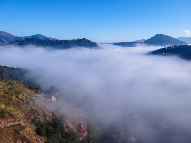 vista aérea de itaipava petrpolis de manhã cedo com muito nevoeiro na cidade foto do drone