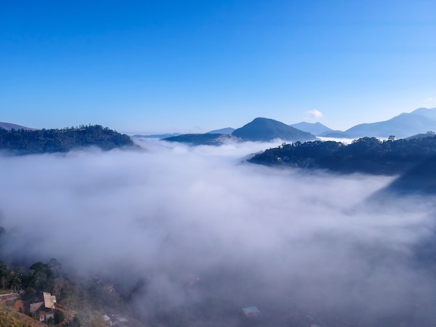 vista aérea de itaipava petrpolis de manhã cedo com muito nevoeiro na cidade foto do drone