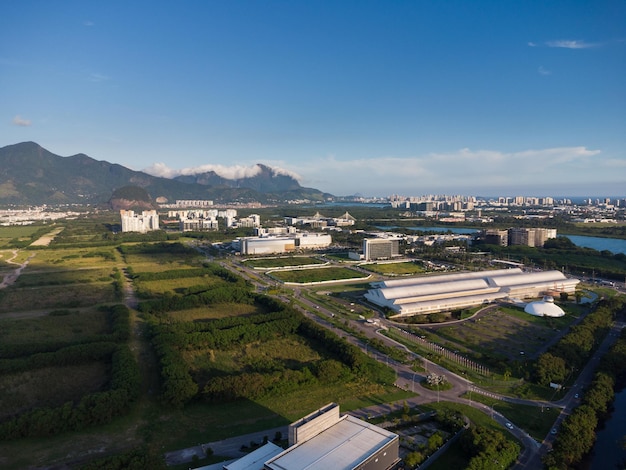 Vista aérea de Jacarépaguá no Rio de Janeiro, Brasil. Edifícios residenciais e montanhas ao fundo. Dia ensolarado. Foto do Drone do pôr do sol.