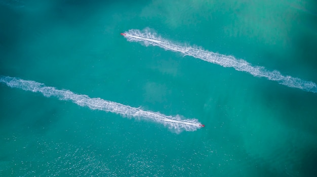 Vista aérea de jet ski no oceano