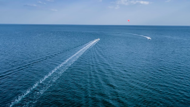Vista aérea de jet ski no oceano
