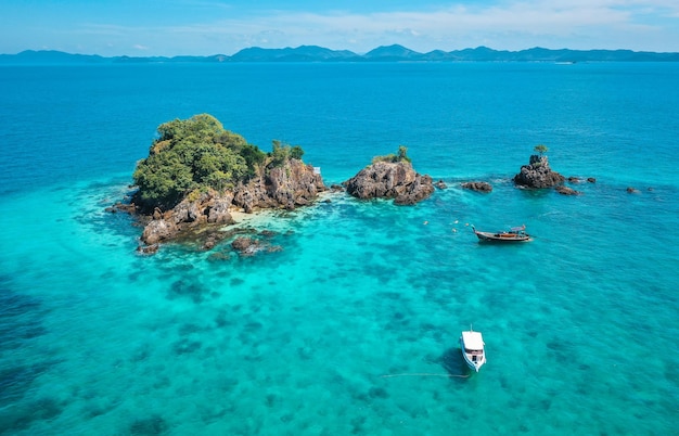 Vista aérea de Koh Khai Nuai a ilha do gato em Phuket Tailândia