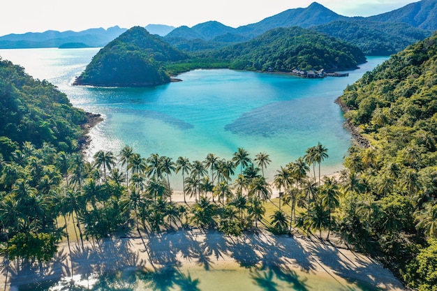 Foto vista aérea de koh ngam, em koh chang, trat, tailândia, sudeste asiático